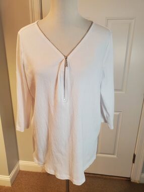 Belle By Kim Gravel White Textured V-Neck 3/4 Sleeve Top with Silver Zip